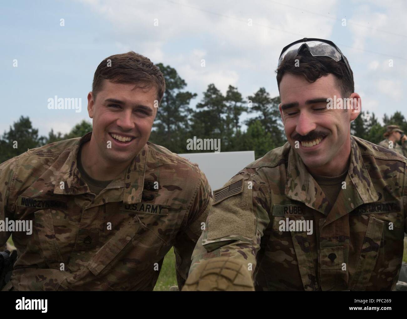 (Von links) Staff Sgt. Edwaed Monczynski, eine Beseitigung von Explosivstoffen team leader mit 718Th Ordnance Company ab Lager Humphreys, Korea, und sein Team Mitglied, SPC. Matthäus Ruben, Pause für ein Foto während der 2018 Ordnance Tiegel am Fort A.P. Hill, Virginia, 7. Juni 2018. EOD (Explosive Ordnance Disposal) Mannschaften sind auf beurteilt und die damit verbundenen Aufgaben zur Unified land Operationen zu EOD unterstützen zu beseitigen und/oder explosiven Bedrohungen zu reduzieren. Die Ordnance Tiegel ist so konzipiert, dass Teamwork Soldaten und ihre Fähigkeiten zum kritischen Denken zu prüfen, während Sie technische Lösungen für echte w anwenden Stockfoto