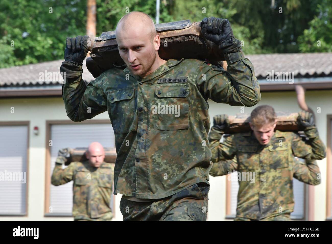 Deutsche Soldaten mit der 3 Panzer Bataillon konkurrieren in der Tanker Olympics Aufgabe während der starken Europa Tank Herausforderung, 8. Juni 2018. Us-Army Europe und die deutsche Armee Gastgeber der dritten starkes Europa Tank Herausforderung bei Grafenwöhr Training Area, Juni 3 - 8, 2018. Die starke Europa Tank Herausforderung ist eine jährliche Veranstaltung, die teilnehmenden Nationen einen dynamischen, produktiven und Spaß Umfeld, in dem die militärische Partnerschaften, form Soldat - Beziehungen auf, und teilen Sie Taktiken, Techniken und Verfahren zu fördern. Stockfoto