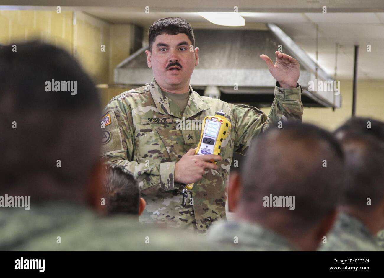Armee finden Sgt. David Scalzo, ein Training noncommissioned Officer, an die 342 Unternehmen der Chemischen Industrie zugeordnet, 472Nd chemische Bataillon, 76 Operationelle Antwort Befehl, erklärt die ordnungsgemäße Inbetriebnahme und Bedienung Verfahren einer gemeinsamen Chemical Agent Detector (JCAD) auf fast 30 mexikanische Armee Soldaten während einer Klasse im Camp Äsche, Michigan 6. Juni als Teil der Übung Fuerzas Amigas. Die mexikanische Armee Soldaten haben die letzten mehrere Tage im Camp verbrachte Äschen beobachten und erhalten praktische Schulung und Erfahrung mit chemischen, biologischen, radiologischen und nuklearen Anlagen und Verfahren als Soldaten aus allen drei Komponenten der USA. Stockfoto