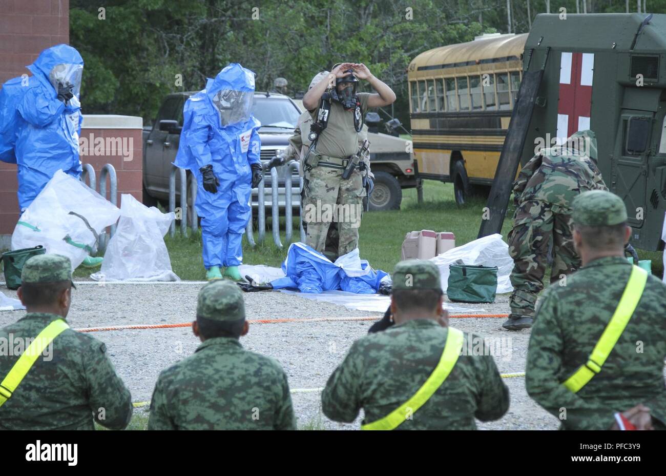 Eine Gruppe von Michigan Army National Guard Soldaten des 460Th Chemical Company, 210th Military Police Battalion, Praxis chemischen Dekontamination Verfahren während eines Trainings Lane im Camp Äsche, Michigan 6. Juni als eine Gruppe von fast 30 mexikanische Armee Soldaten sehen sich als Teil der Übung Fuerzas Amigas. Die mexikanische Armee Soldaten haben die letzten mehrere Tage im Camp verbrachte Äschen beobachten und erhalten praktische Schulung und Erfahrung mit chemischen, biologischen, radiologischen und nuklearen Anlagen und Verfahren als Soldaten aus allen drei Komponenten der US-Armee ihre Kräfte zu trainieren, zu unterstützen und sie als Teil der Übung F überwachen Stockfoto