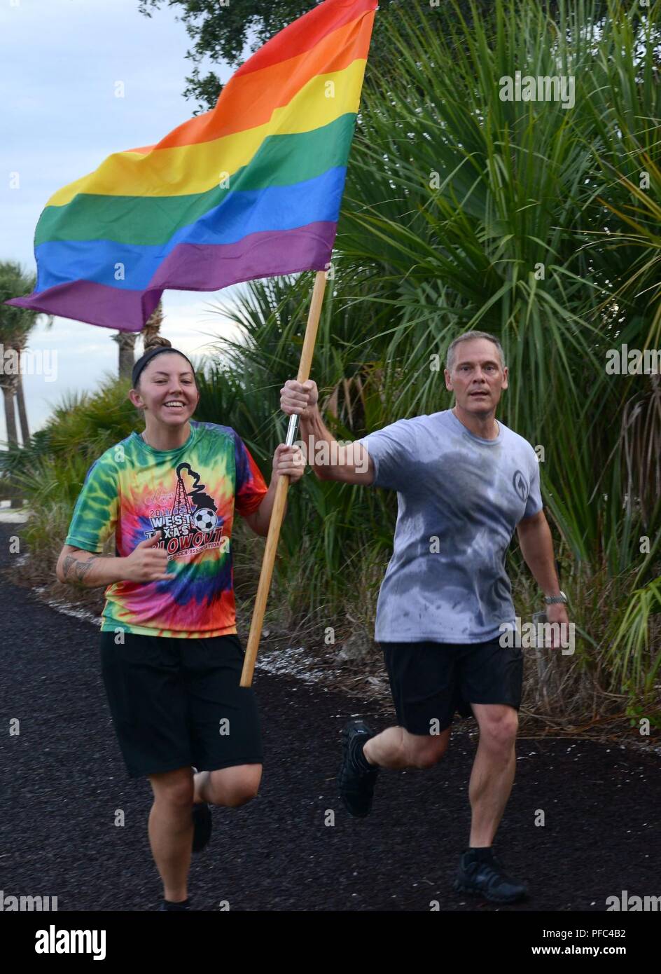 Mitglieder von MacDill Air Force Base, Fla., die Teilnahme an einem Stolz Monat Colour Run Juni 8, 2018. Stolz ist während des Monats Juni zu Ehren der Stonewall Riots in New York City, die am 28. Juni 1969 stattfand, gefeiert. Diese ausschreitungen sind das zentrale Ereignis, das der Schwulenbewegung in den USA begann. Stockfoto