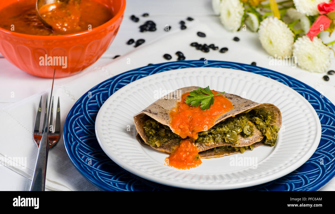 Bean Crepe gefüllt mit Stängel und Blätter - vegetarisch Stockfoto