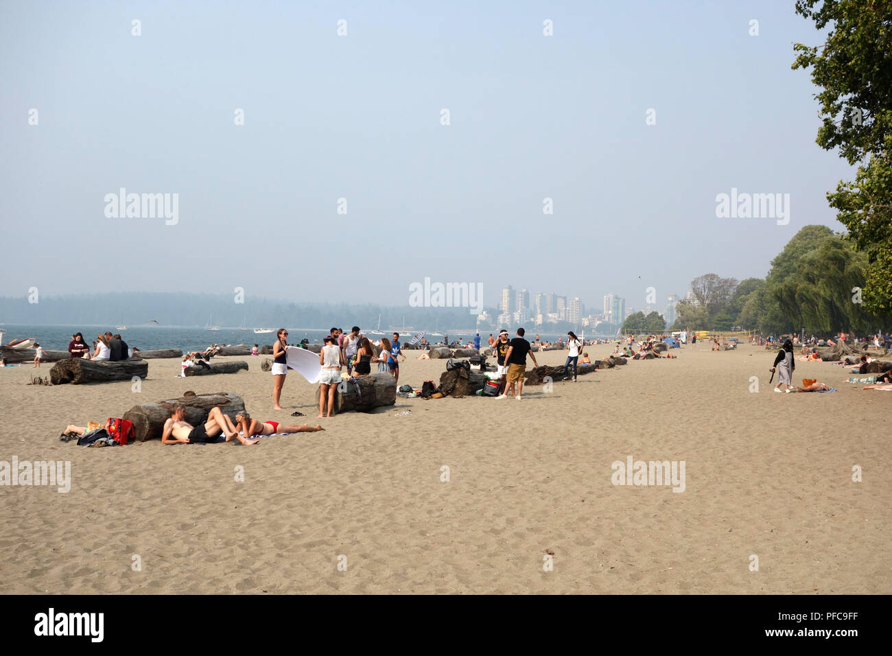 Vancouver, BC, Kanada. 20. August 2018. Dicker Rauch von Waldbränden in der Provinz umfasst Vancouver am Montag, wie von Kitsilano Beach gesehen. Der Rauch kann gesehen werden Reduzierung der Sichtbarkeit der Stanley Park und die Gebäude der West End; die North Shore Mountains sind vollständig verdeckt. Die Qualität ist sehr schlecht und ein Beratender ist in Kraft für Greater Vancouver und der Südküste. Credit: Maria Janicki/Alamy. Stockfoto