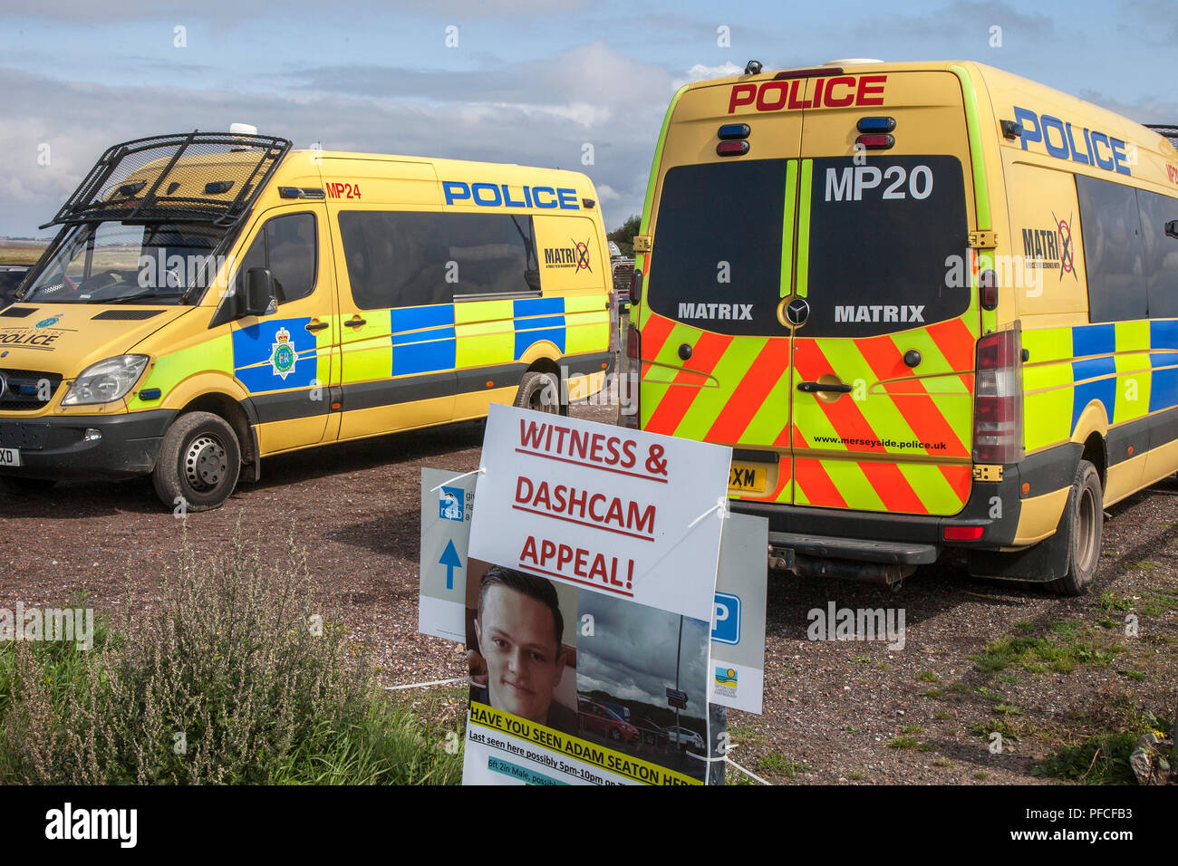 Southport, Merseyside, 21. August 2018. Die Polizei-Suchteams, die Matrix-Polizei, das Unterwasserrettungspersonal und die Küstenwache bündeln ihre Kräfte für eine große Durchsuchung der Sumpfgebiete der Marshside Ribble Estuary nach dem vermissten 20-jährigen Adam Seaton. Offiziere bitten um Hilfe, um den vermissten 20-jährigen Adam aufzuspüren, der Fahrer befragt, die einen Southport-Parkplatz nutzten, um Dashcam-Aufnahmen zu studieren. Adam Seaton wurde am Donnerstag, den 9. August, vermisst und sein Auto wurde später in der Nähe von Marschland an der Strandpromenade geparkt gefunden. Quelle: MediaWorldImages/Alamy Live News Stockfoto