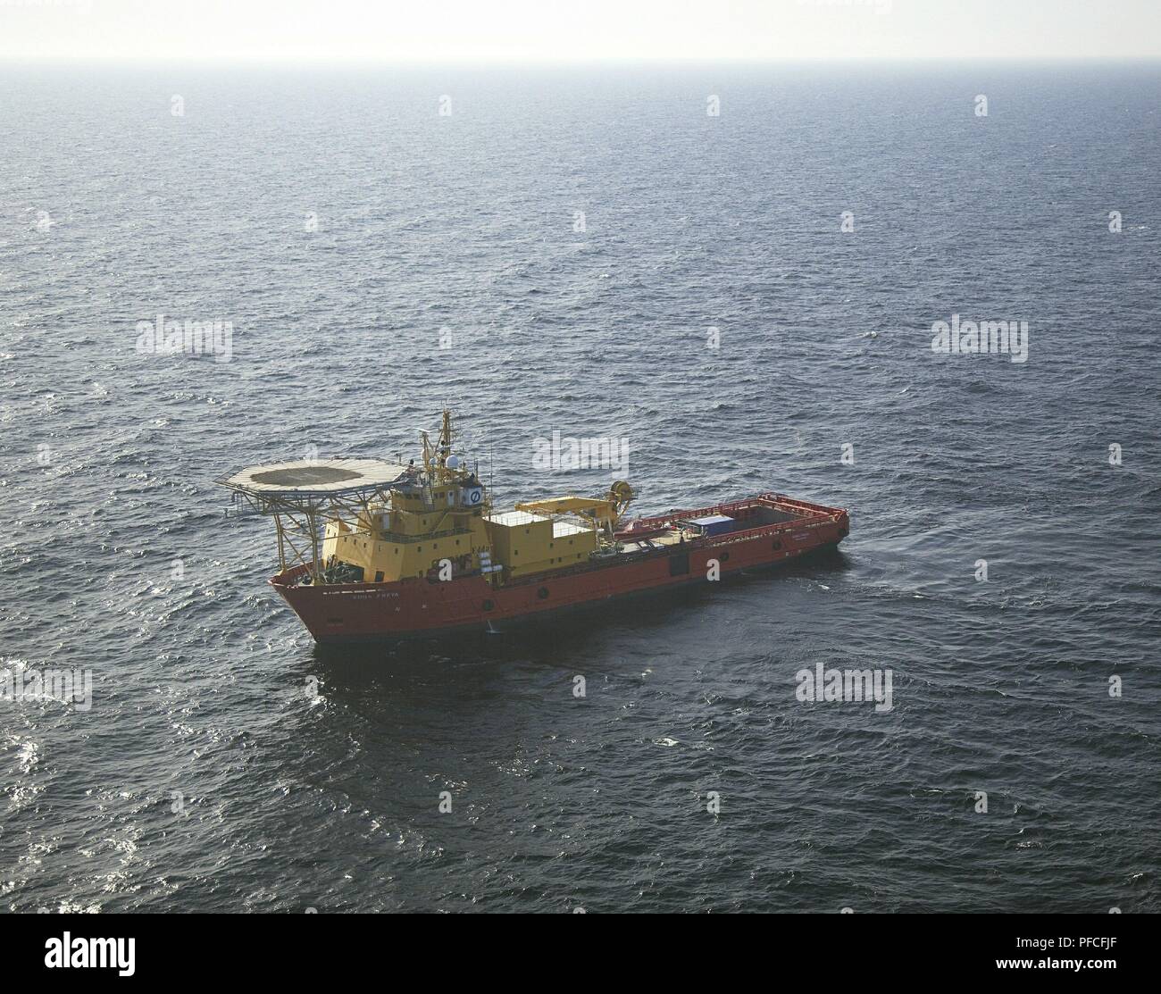 Russland. 21 Aug, 2018. Am 20. März 2010 begonnen auf Clearing die sieben Minen durch Nord Stream entlang der Trasse in die schwedische Wirtschaftszone identifiziert. Insgesamt müssen 80 Minen entlang der gesamten Erdgas Pipeline Route, von denen die meisten in finnischen Gewässern sind gelöscht werden. Die Edda Freya ROV Versorgungsschiff für den Transport der Munition Entsorgung Team von 15 ist auf dem Schiff zusammen mit seiner Crew. Um möglichen negativen Folgen für den Seeverkehr zu vermeiden, eine Sicherheitszone rund um die Minenräumung während c Credit: Nord Stream AG/russischen Look/ZUMA Draht/Alamy leben Nachrichten Stockfoto