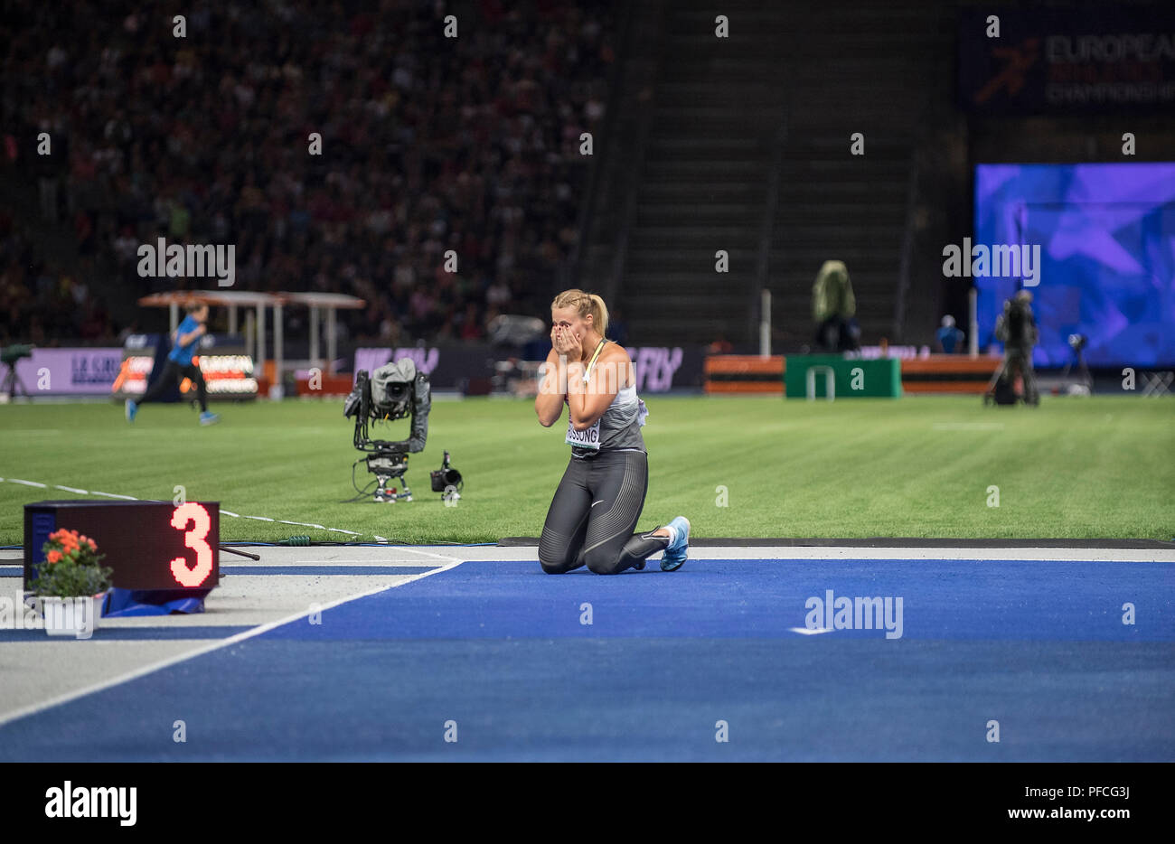 Berlin, Deutschland. 10 Aug, 2018. Gewinner Christin HUSSONG, Deutschland, 1.Platz ohne Rahmen auf dem Boden nach dem Sieg. Finale Speerwerfen der Frauen werfen, auf 10.08.2018 Europäische Leichtathletik WM 2018 in Berlin/Deutschland vom 06.08. - 12.08.2018. | Verwendung der weltweiten Kredit: dpa/Alamy leben Nachrichten Stockfoto