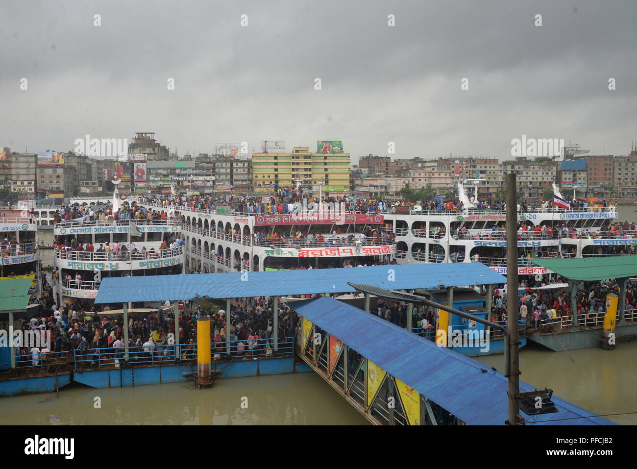 (180821) - DHAKA, Aug 21, 2018 (Xinhua) - Fähren mit Förderungsbedürftiger Reisende an Sadarghat Start Terminal in Dhaka, Bangladesch gesehen werden, am 12.08.21, 2018, während des Eid al-Adha, hat keine bestimmte Zeitdauer und Festival verpackt. (Xinhua) (djj) Stockfoto