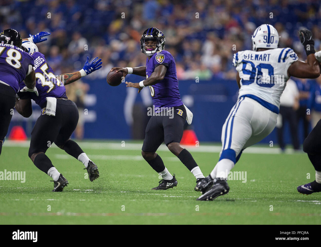 August 20, 2018: Baltimore Ravens quarterback Lamar Jackson (8) passt den Ball während der NFL Football preseason Spiel Aktion zwischen der Baltimore Ravens und die Indianapolis Colts im Lucas Oil Stadium in Indianapolis, Indiana. Baltimore besiegt Indianapolis20-19. Johann Mersits/CSM. Stockfoto
