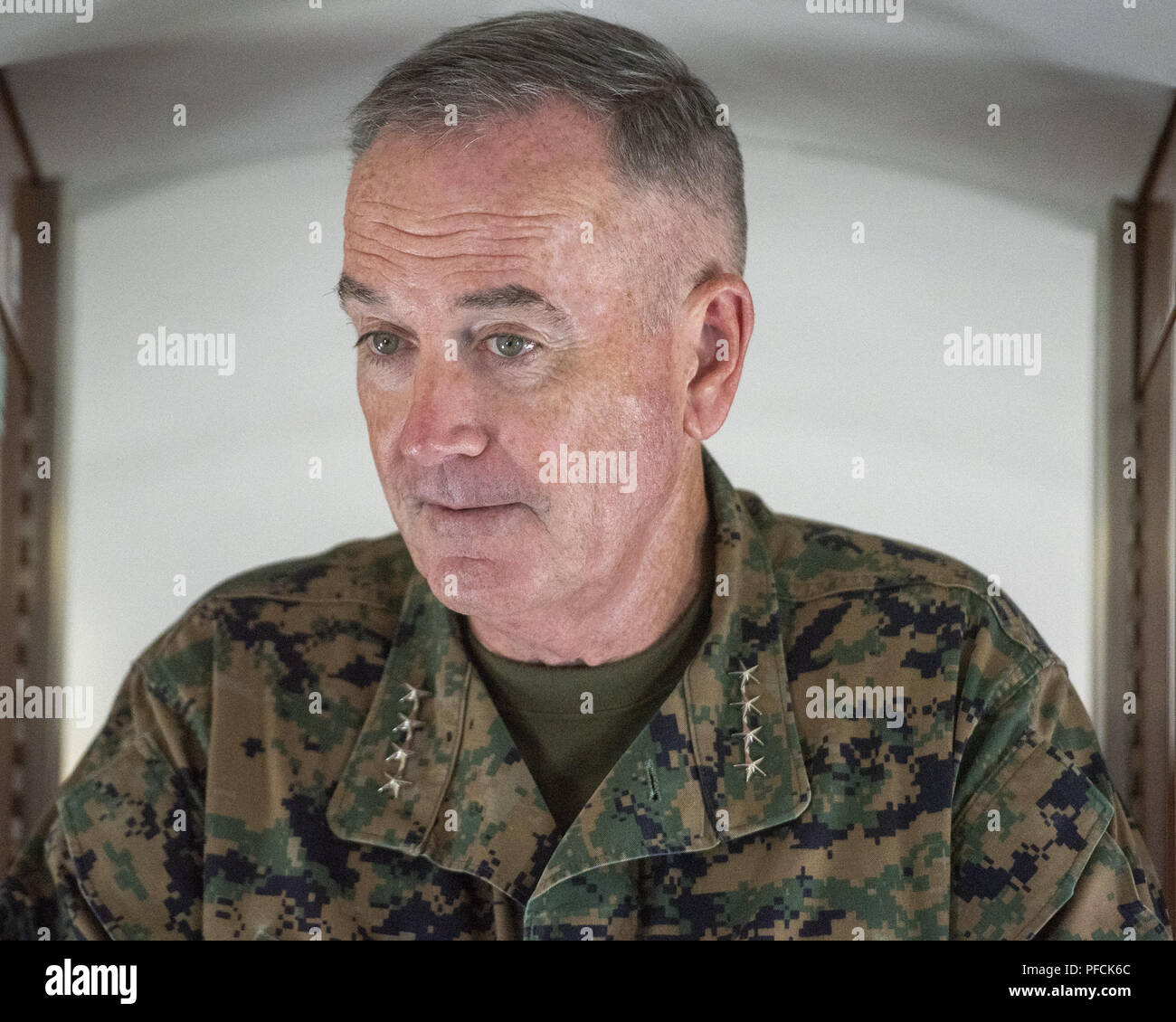 Washington D.C., District of Columbia, USA. 20 Aug, 2018. Marine Corps Gen. Joe Dunford, Vorsitzender des Generalstabs, spricht mit Air Force Brig. Gen. Sherrie McCandless, Stellvertretender Direktor, westlichen Hemisphäre politisch-militärischen Angelegenheiten, an Bord eines Flugzeugs während der Durchfahrt von Miami nach Washington, DC, nach einem Treffen mit Marine Adm. Kurt W. Tidd, Commander, U.S. Southern Command, Aug 20., 2018. (DOD Foto von Marine Petty Officer 1st Class Dominique A. Pineiro) US Joint Staff über globallookpress.com Credit: Us Joint Staff/russischen Look/ZUMA Draht/Alamy leben Nachrichten Stockfoto