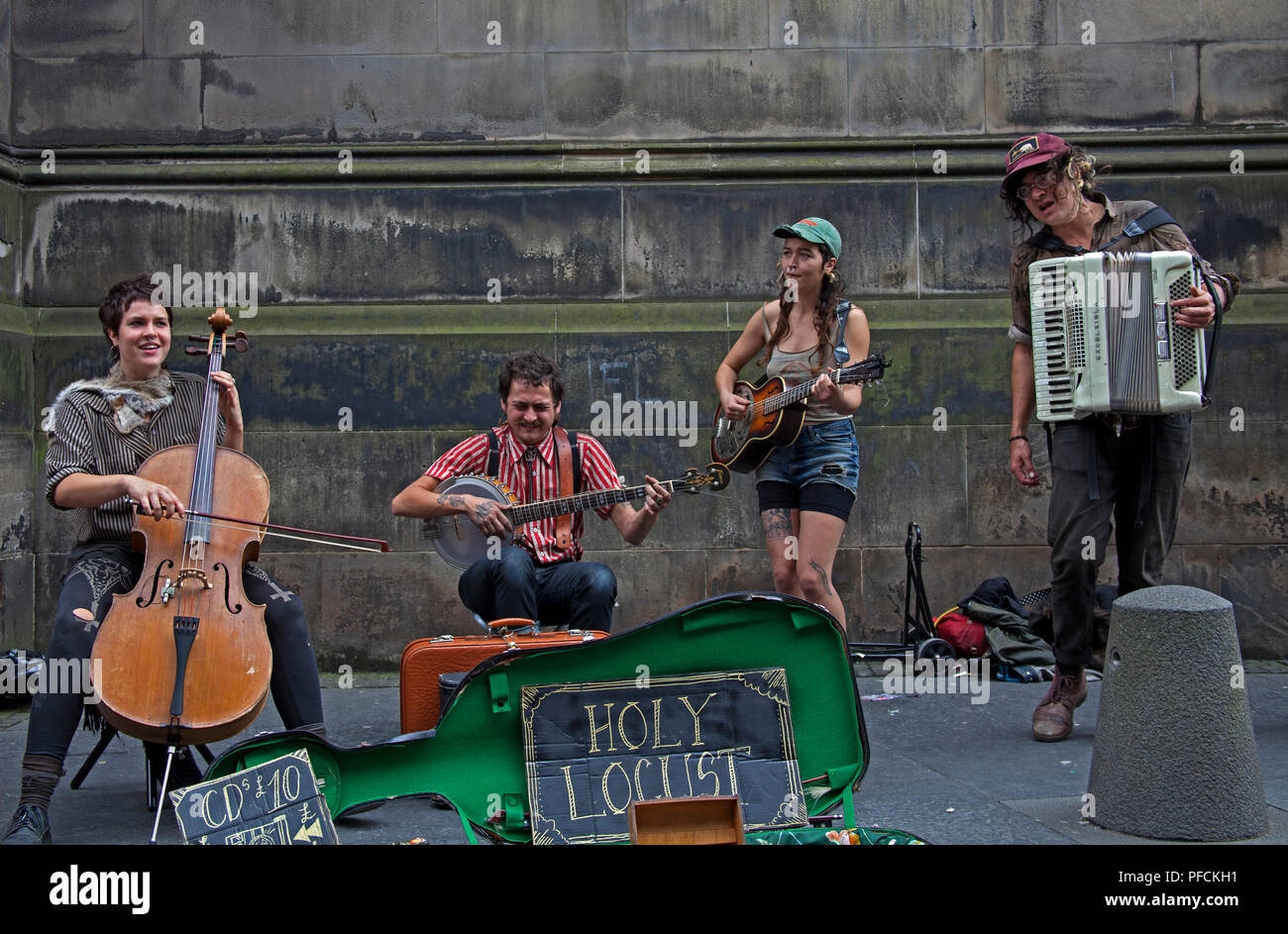 Edinburgh, Schottland, UK, August 2018, Edinburgh Fringe Musiker in den Nischen, Royal Mile. "Heiligen Heuschrecke' Stockfoto