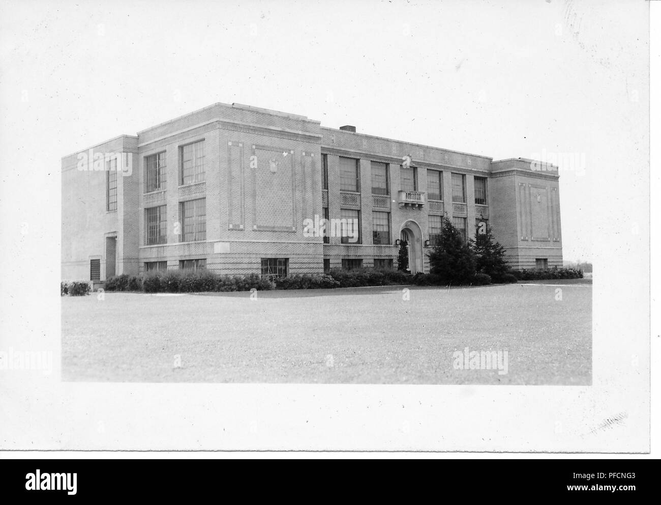 Schwarz-weiß Foto, mit einem leicht geneigten Blick auf eine große, überdachte, Art Deco Gebäude mit einer Fassade aus Backstein, große rechteckige Fenster und ein gewölbtes Eingangsportal, wahrscheinlich in Ohio in den zehn Jahren fotografierte nach dem Zweiten Weltkrieg, 1950. () Stockfoto
