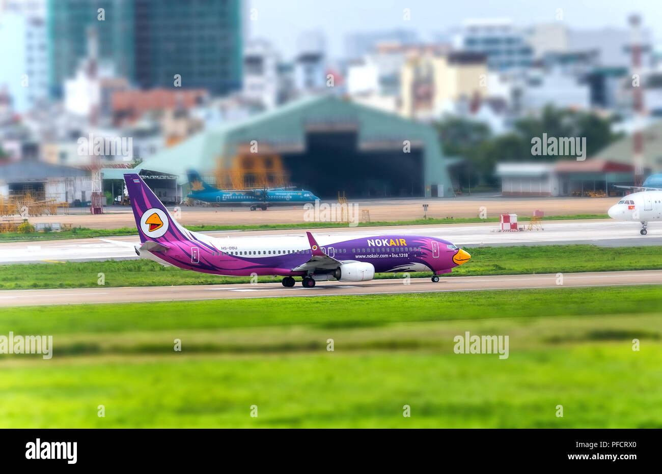 Passagierflugzeug Boeing 737 der Nok Air fliegen über städtischen Gebieten Vorbereitung zur Landung auf dem Internationalen Flughafen Tan Son Nhat Stockfoto