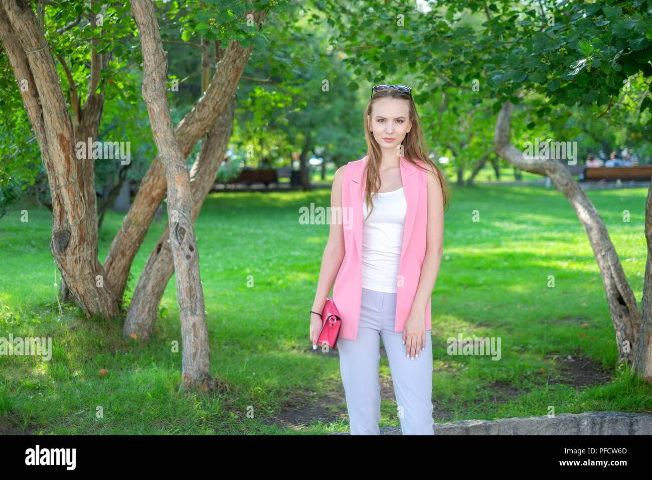 Porträt der schönen Frau im Park posieren. Stockfoto