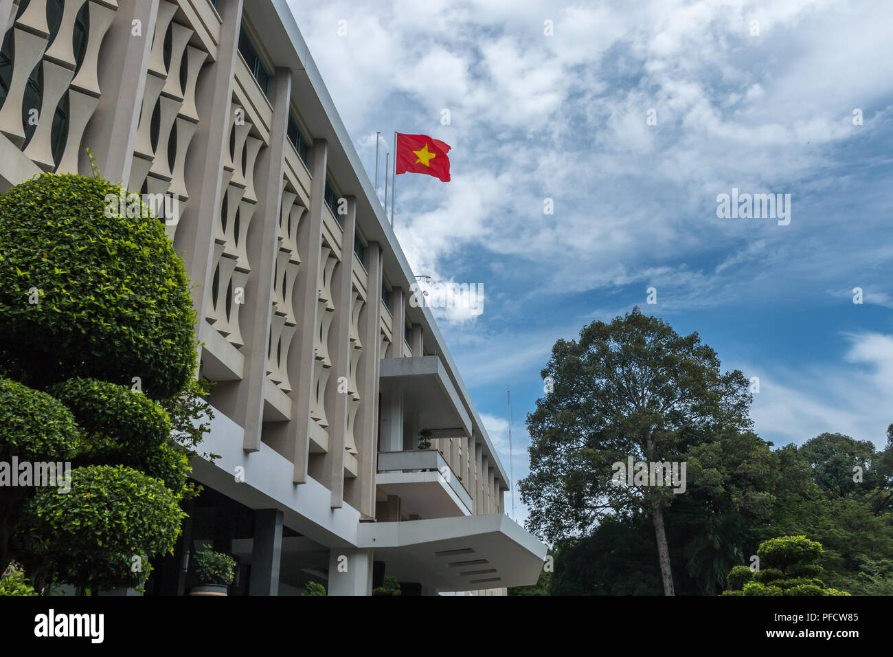 Außenansicht der Unabhängigkeit Palast (Palast der Wiedervereinigung), Ho Chi Minh City, Vietnam, entworfen von Dinh Thong Nhat Stockfoto