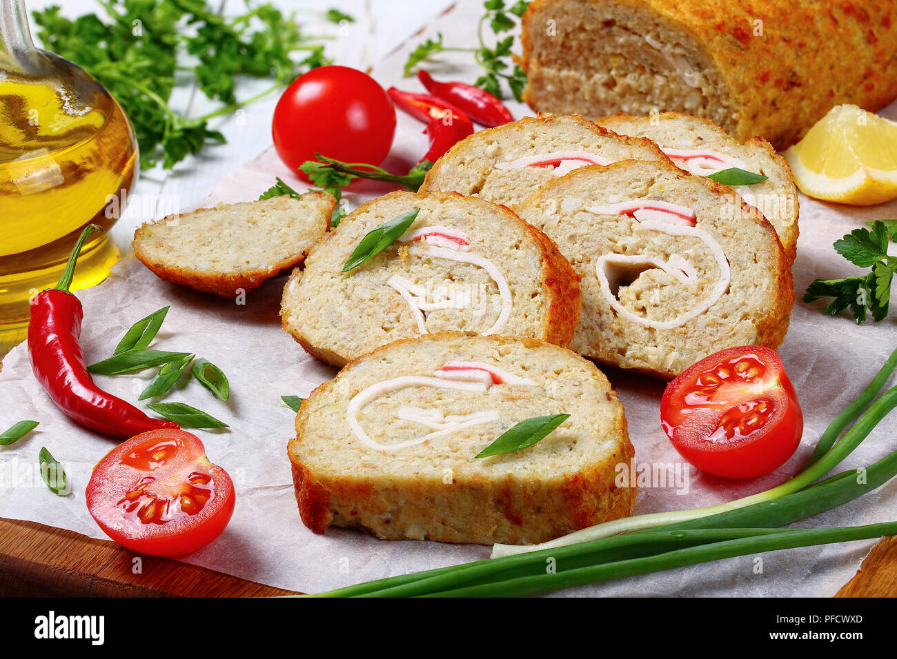 Leckeren, gesunden Backwaren in den Ofen Gefilte Hackfleisch/weißer Fischfilets Roll-up mit Krabbenfleisch in Scheiben geschnitten auf Schneidebrett mit Frühlingszwiebeln, Frischer Frühling Stockfoto