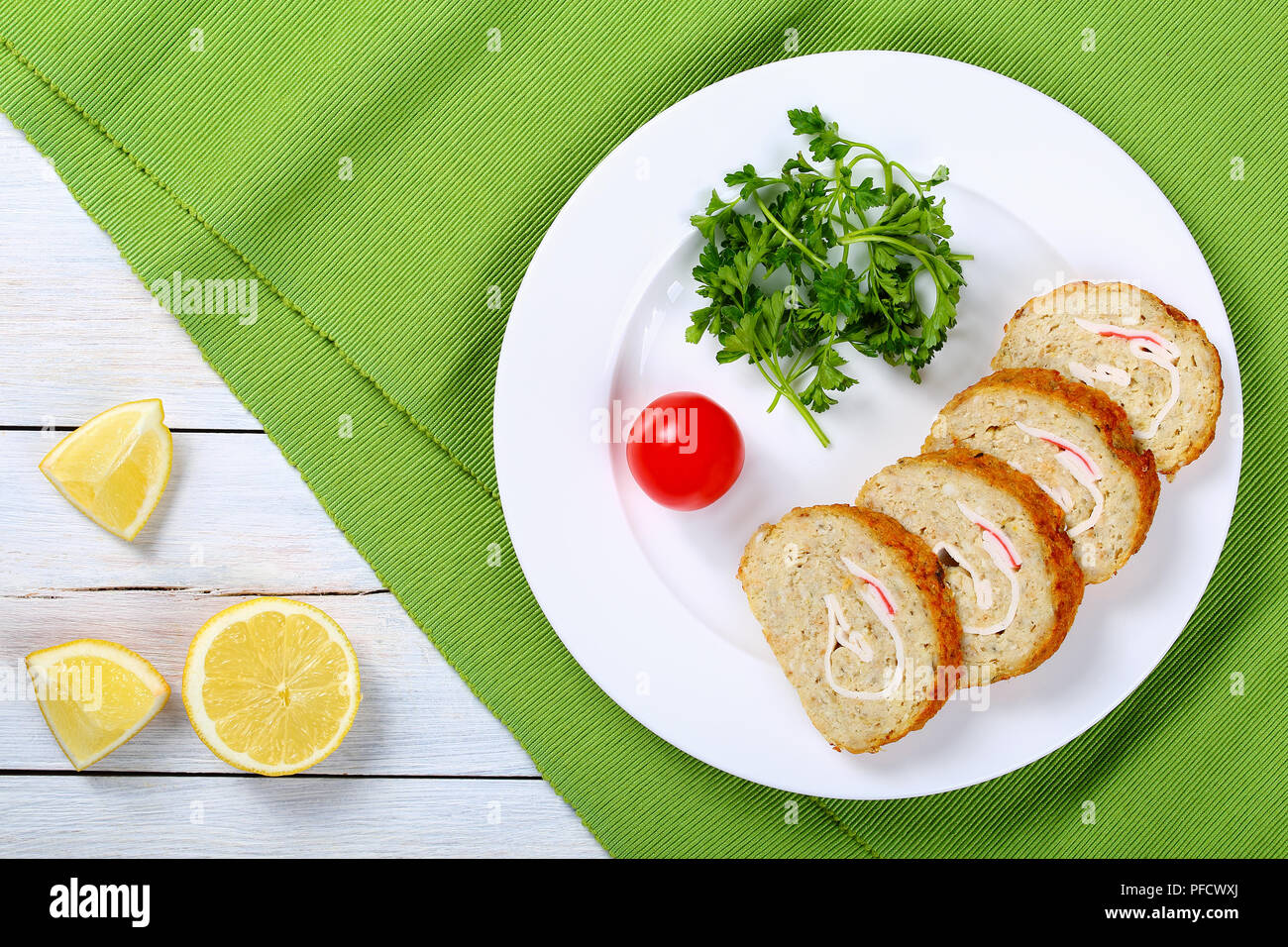 Fisch Roll-up mit Krabbenfleisch in Scheiben geschnitten Stockfoto