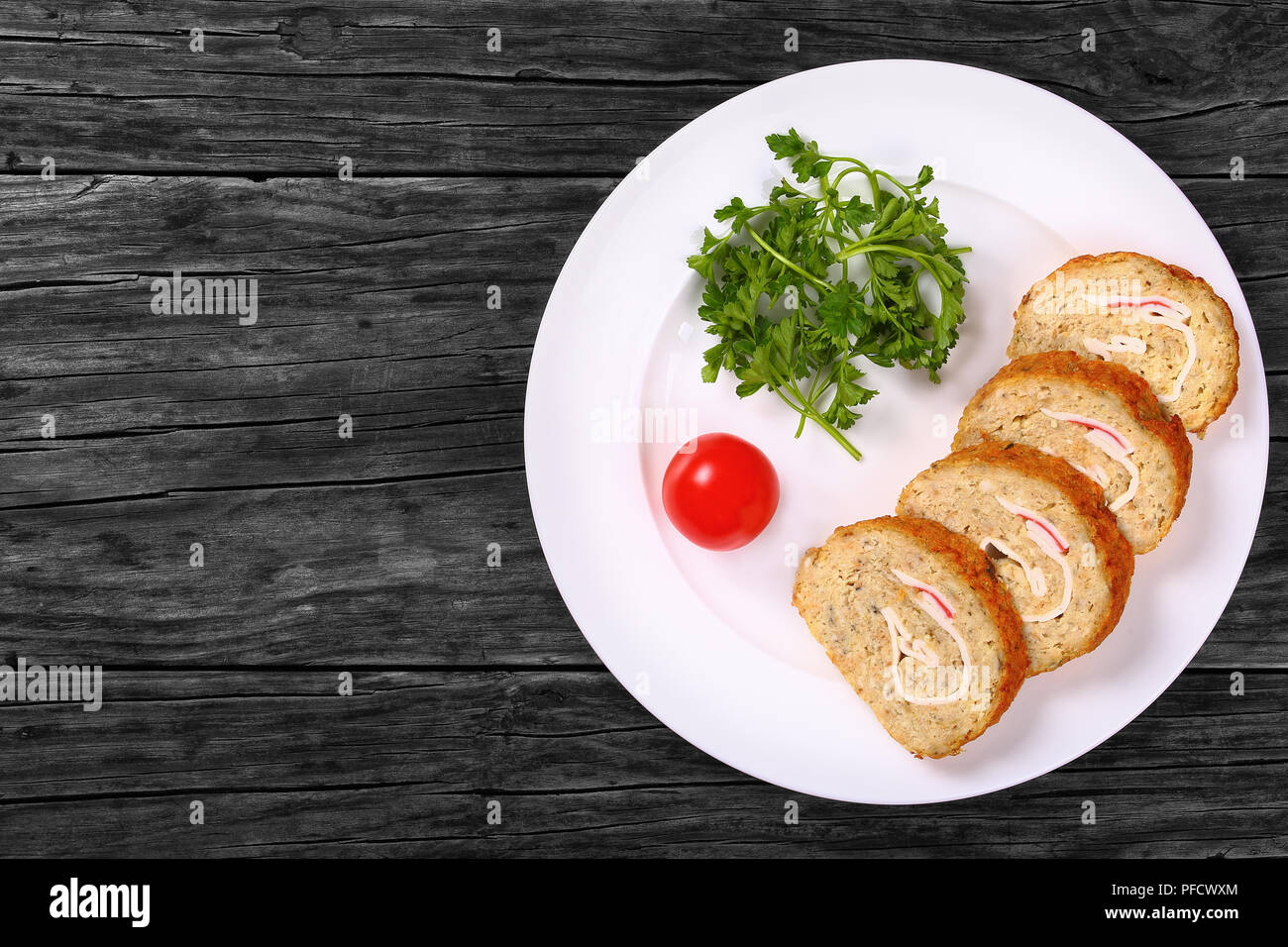 Fisch Roll-up mit Krabbenfleisch in Scheiben geschnitten Stockfoto