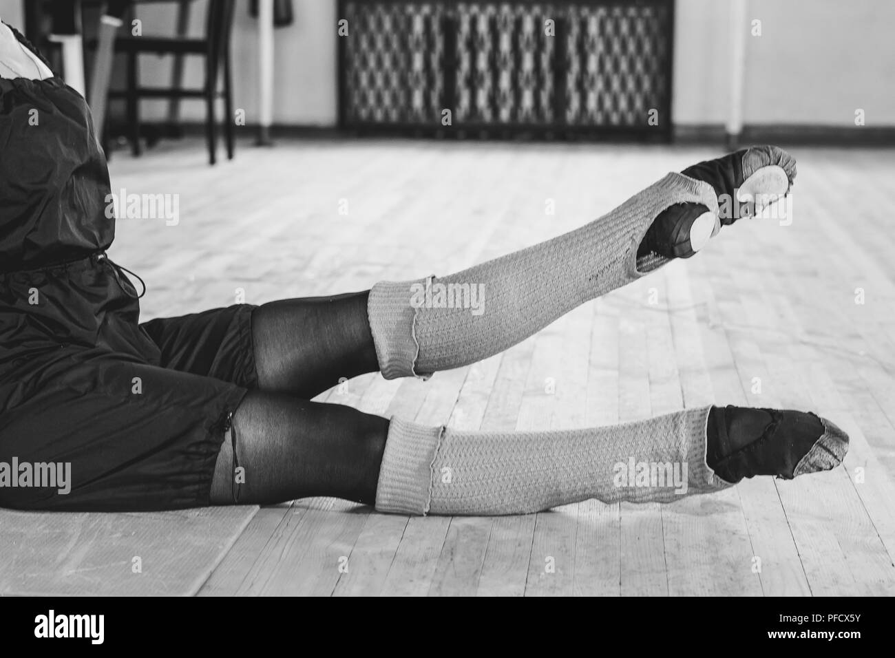 Die Tänzerin macht das Warm-up im Ballettsaal Stockfoto