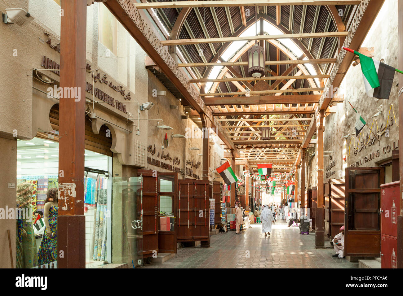 Die Textile Souk in Bur Dubai neben dem Dubai Creek, einem der ältesten Stadtviertel in Dubai, Vereinigte Arabische Emirate Stockfoto