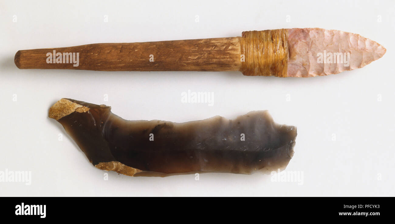 Zwei Stücke von Feuerstein, eine in der Form eines Dolches zu einem hölzernen befestigt. Stockfoto