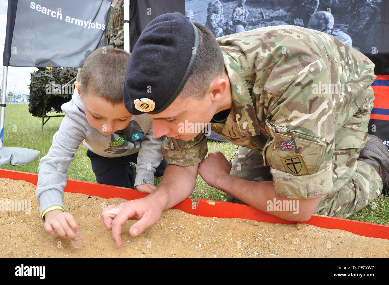 Britischer Soldat demonstrierte die Minendetektion vor einem Kind beim Tag der Streitkräfte. PR-Veranstaltung. 33 Ingenieur-Regiment. Militär Stockfoto