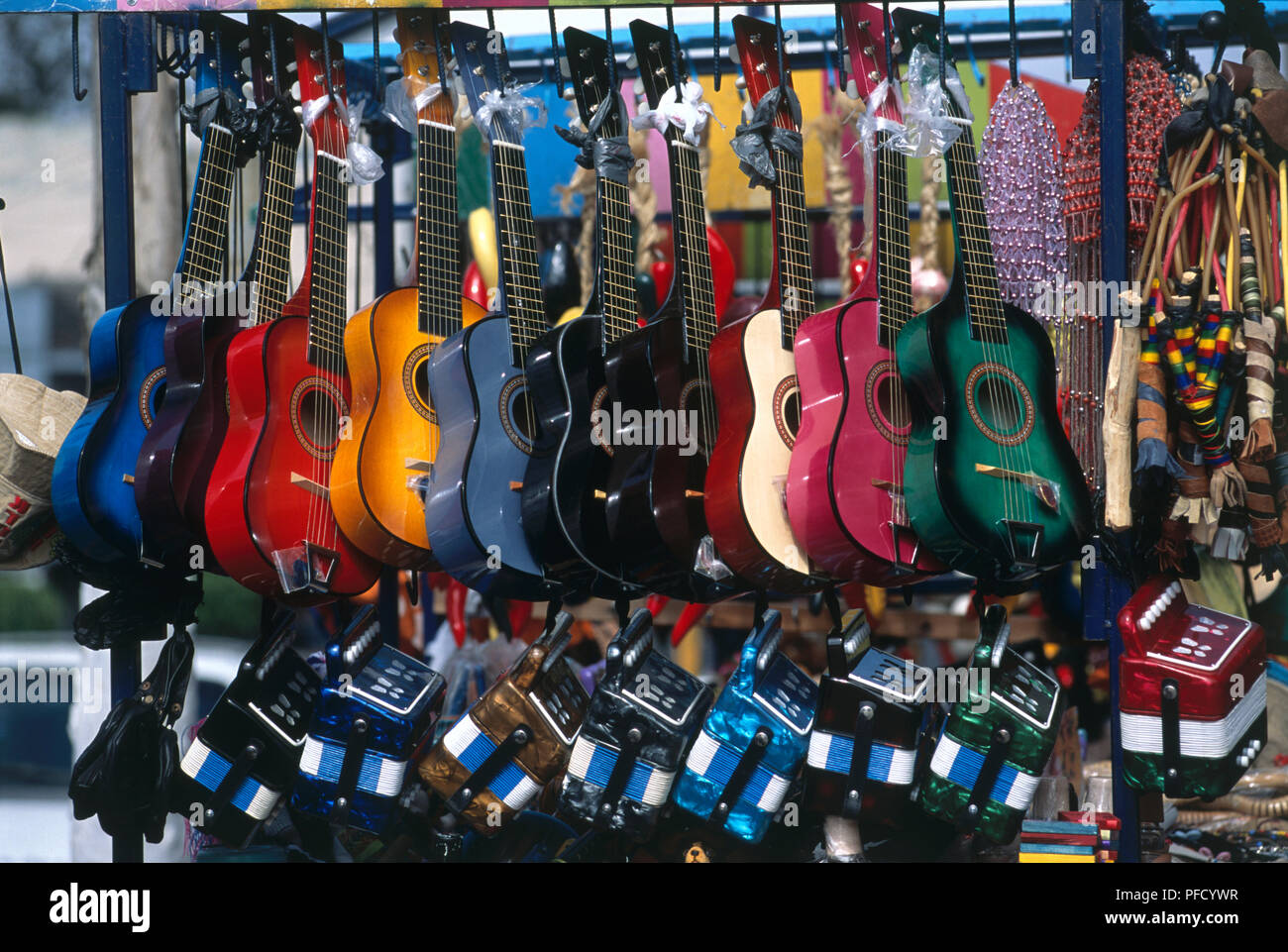 Mexiko, Baja California, Tijuana, Avenida Revolucion, bunte Gitarren und Akkordeon auf Anzeige für Verkauf, close-up Stockfoto