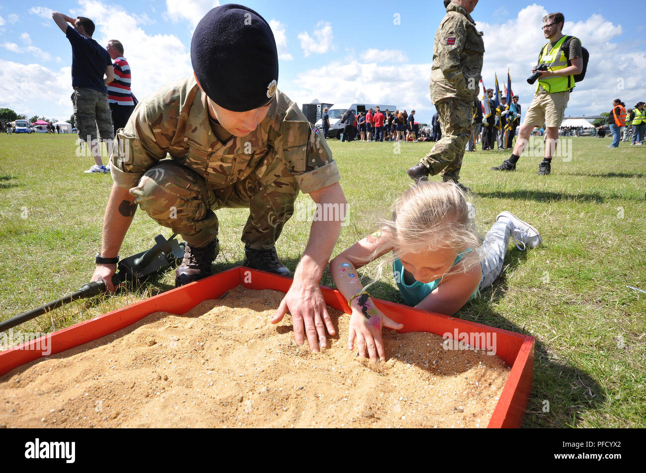 Britischer Soldat demonstrierte die Minendetektion vor einem Kind beim Tag der Streitkräfte. PR-Veranstaltung. 33 Ingenieur-Regiment. Militär Stockfoto