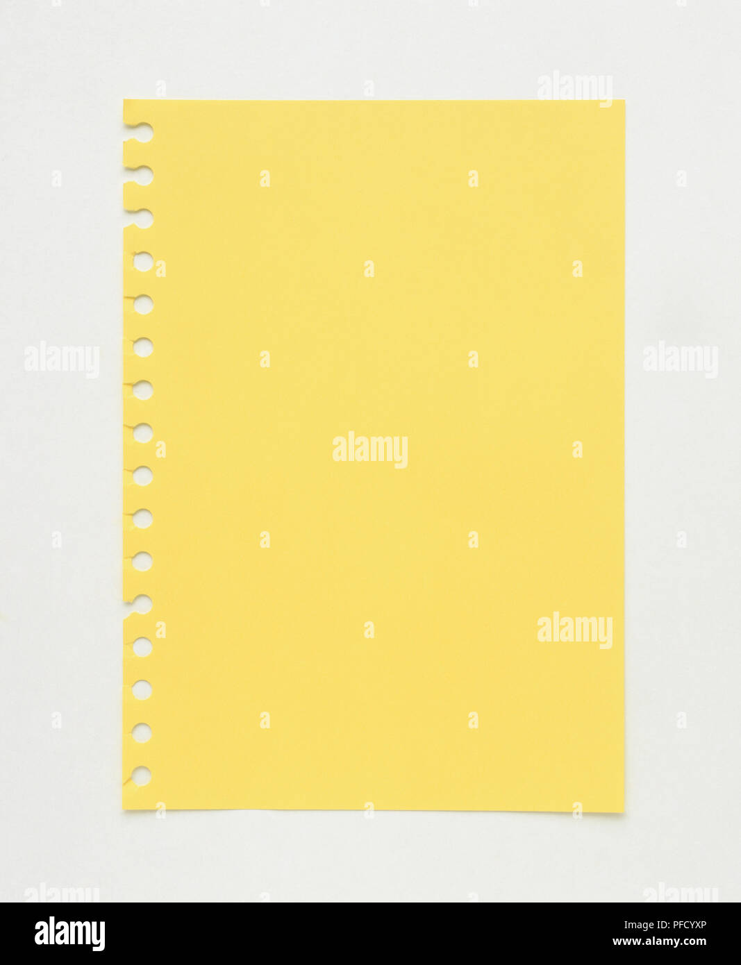 Seite zerrissen von einem gelben Notiz Buch. Stockfoto