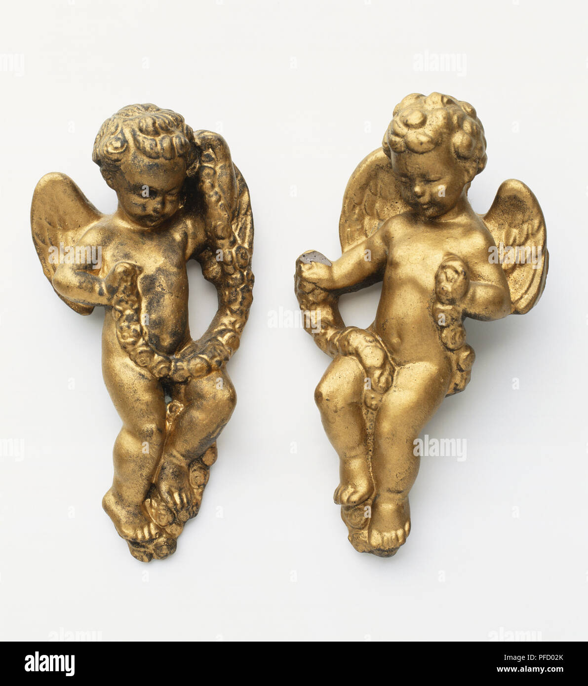 Zwei gold-lackiert Statuetten von Amor, aus der Nähe. Stockfoto