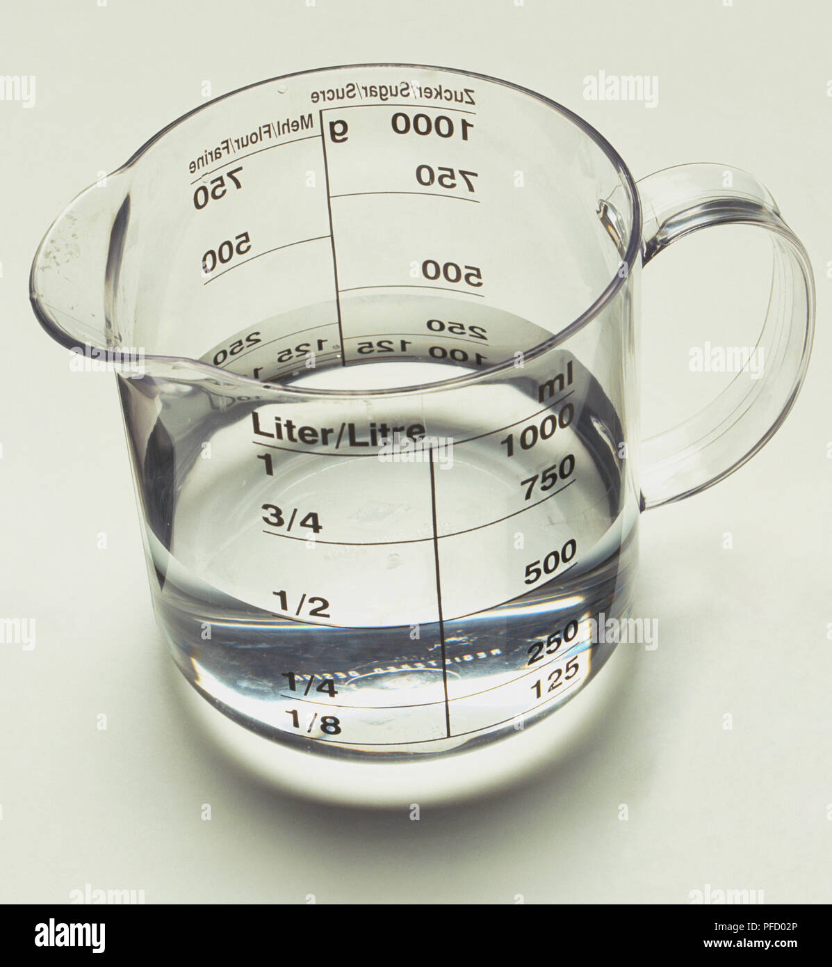 Wasser in einem Glas Messbecher, Erhöhte Ansicht. Stockfoto