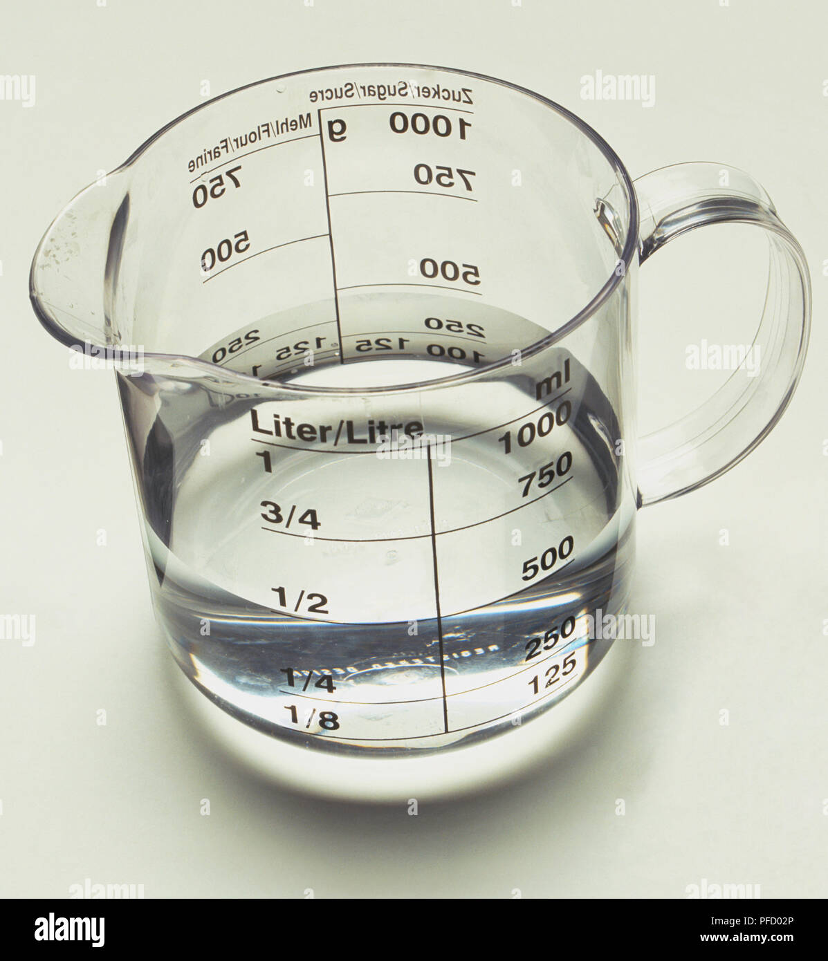 Wasser in einem Glas Messbecher, Erhöhte Ansicht Stockfotografie