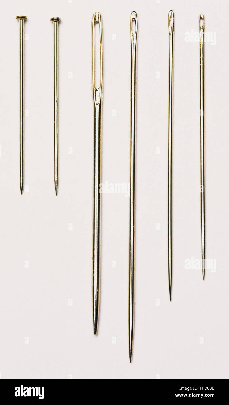 Verschiedene Nähnadeln und Pins, in der Nähe auf. Stockfoto