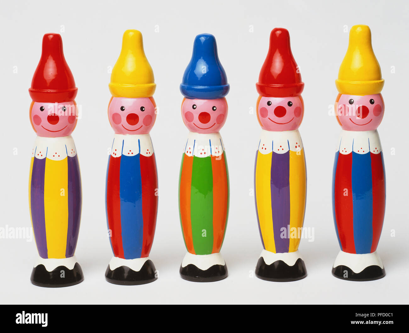 Fünf hölzerne clown Figuren als Stifte in Spiele Kegeln verwendet. Stockfoto