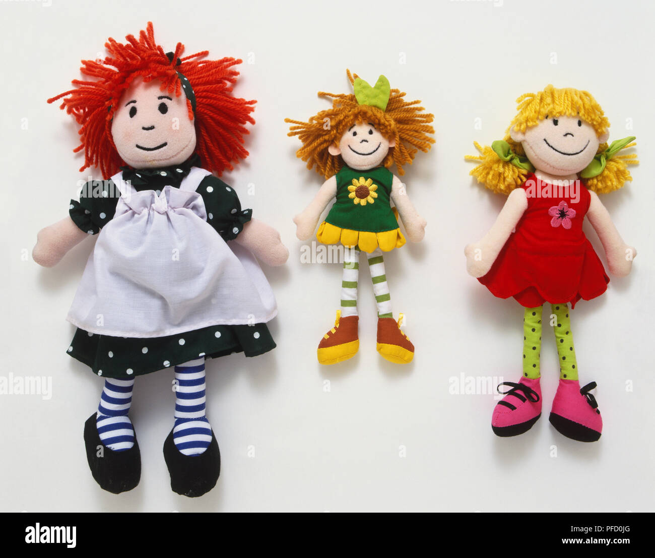 Drei lächelnd Ragdolls mit kammgarn Haar zu tragen Kleider, Vorderansicht. Stockfoto