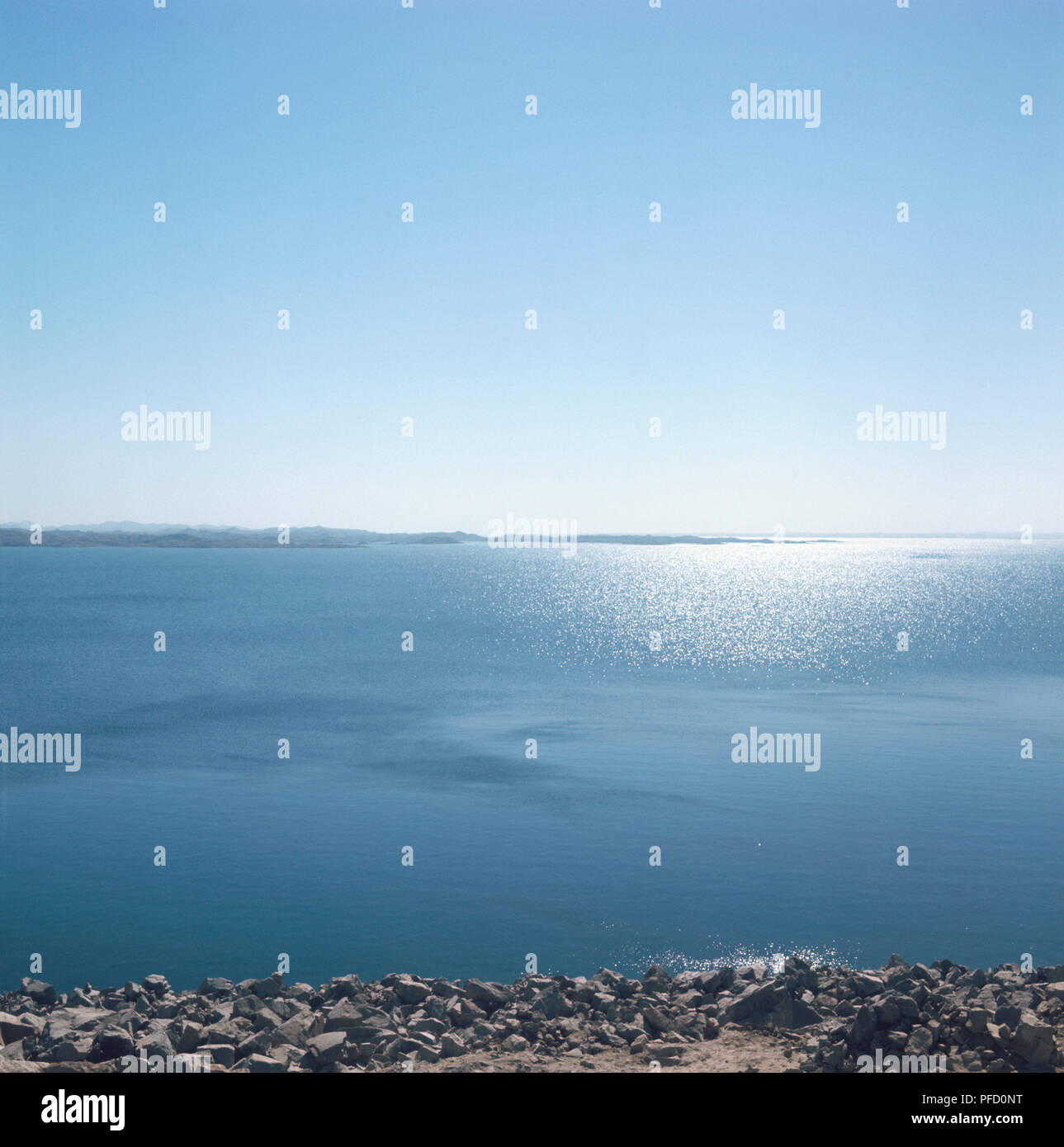 Ägypten, Assuan Staudamm, Lake Nasser, gegen den klaren blauen Himmel. Stockfoto