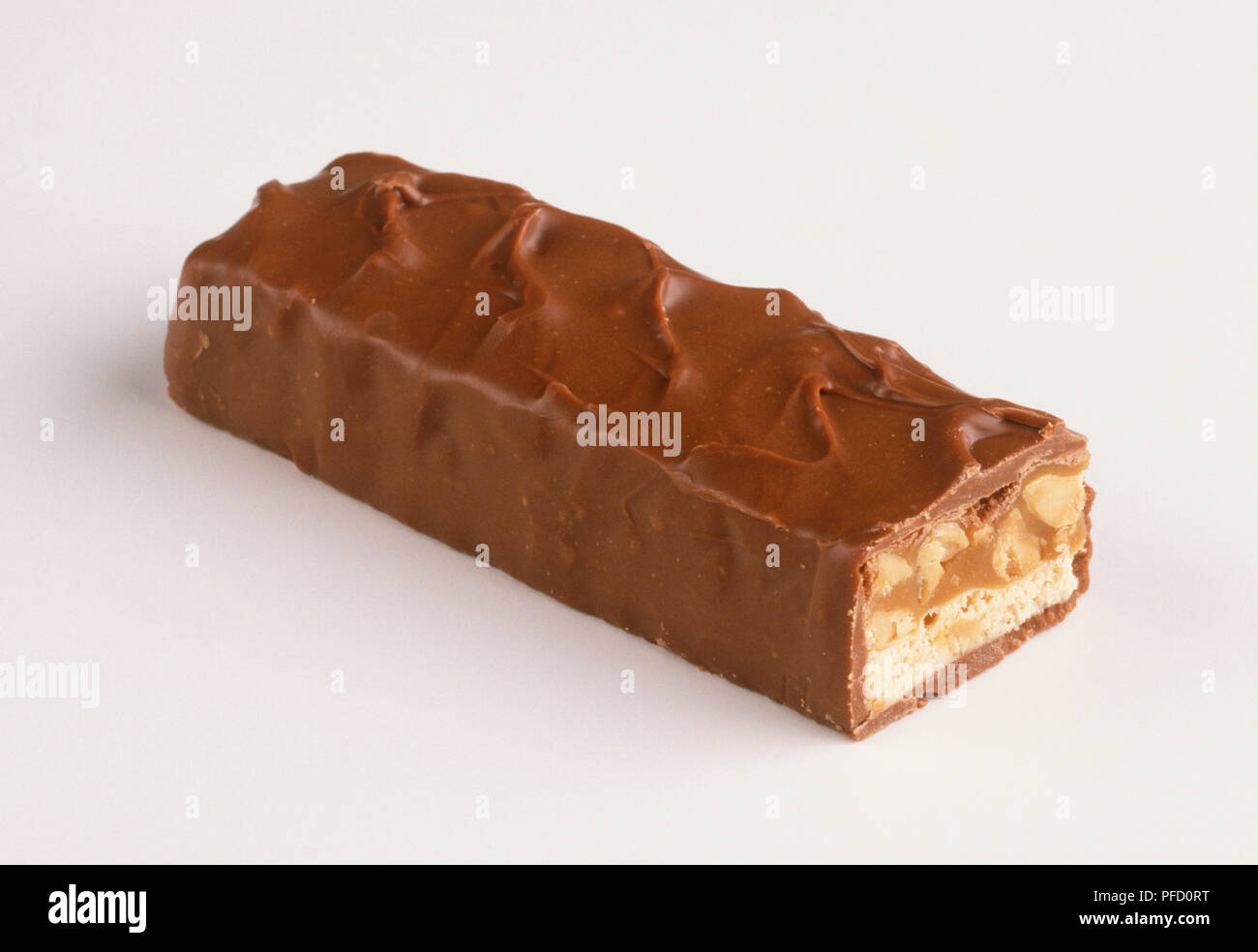 Schokoriegel, Schnitt an einem Ende, Erdnüssen, Karamell und Nougat creme Innen Stockfoto