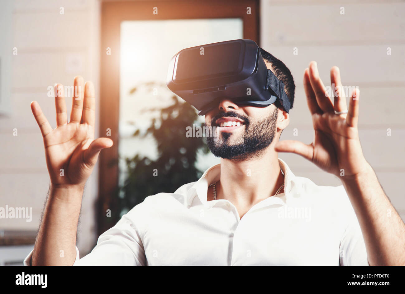 Multikulturelle bärtigen Mann mit Virtual reality Brillen und Video in der modernen Flachbild Stockfoto
