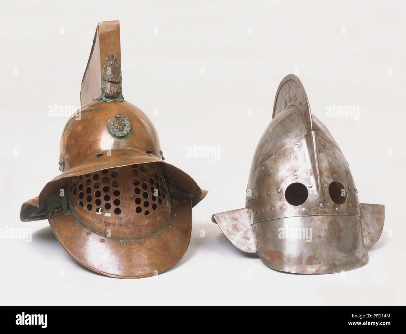 Bronze und Metall Helme mit Visier, Vorderansicht. Stockfoto