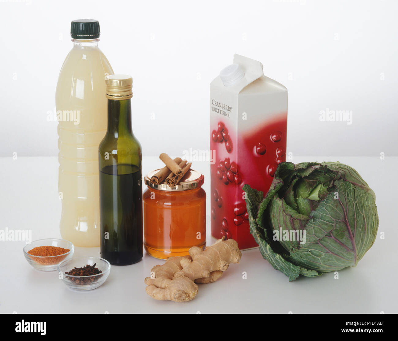 Kohl, Ingwer, Gewürze, Olivenöl, Saft und Honig, in verschiedenen Behältern und entpackt Stockfoto
