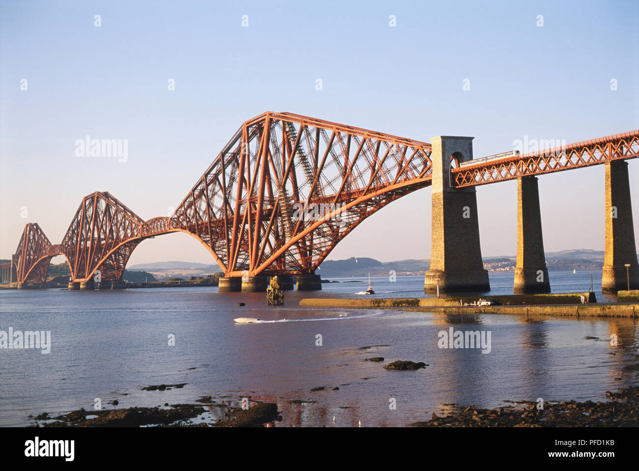 Großbritannien, Schottland, Lothians, South Queensferry, freitragende Stahl Forth Rail Bridge, die sich über den Fluss Forth. Stockfoto