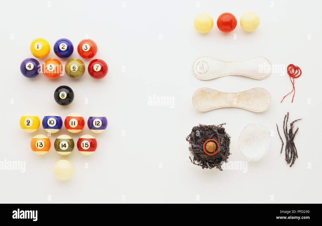Bunte nummeriert pool Kugeln, roten und weißen snooker Kugeln, und Elemente verwendet, um baseball ball, darunter zwei Stücke aus weißem Leder, Schnürung Threads, Kork und Gummi Kern Stockfoto