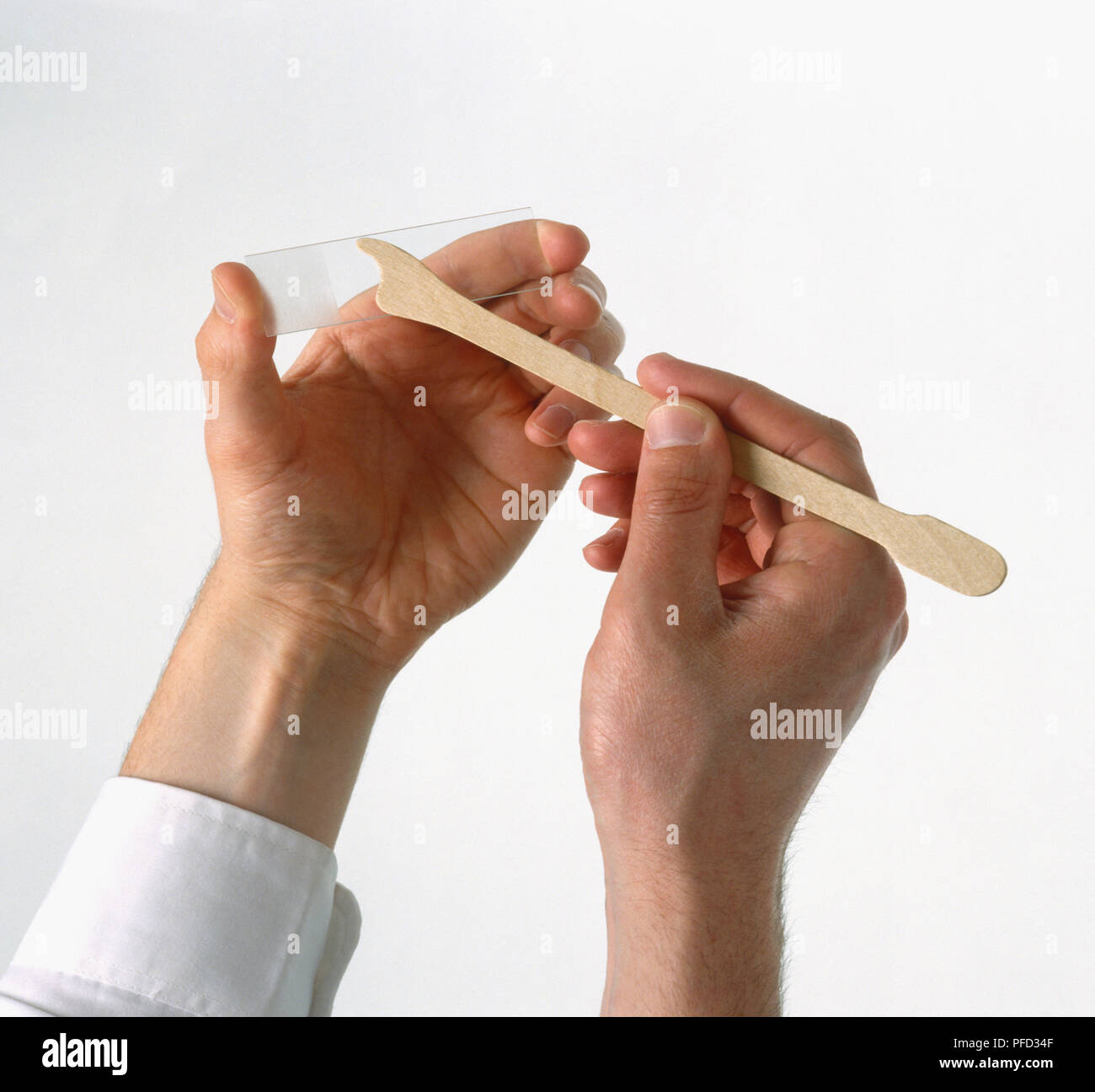 Die zervikalen Pap-abstrich, Spachtel und Glas probe Folie durch ein Paar  Händen gehalten Stockfotografie - Alamy