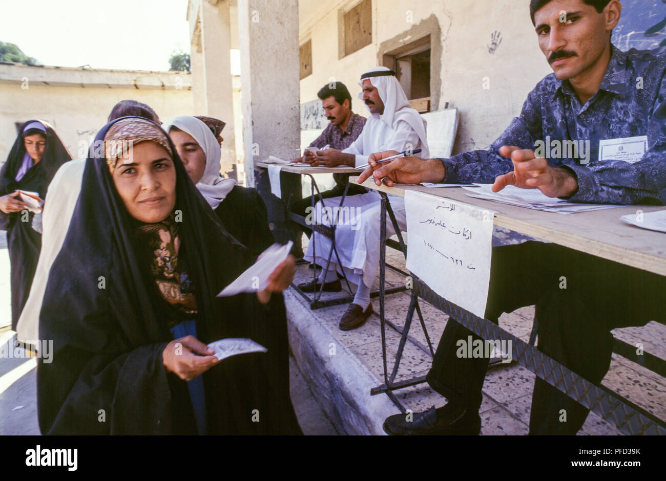 Bagdad, Irak - 15. Oktober 1995 - die irakischen Wähler an den Abstimmungen während der präsidentenwahlen an, wo die einzigen Kandidaten (Saddam Hussein) ist auf dem Stimmzettel gefragt "möchten Sie von Präsident Saddam Hussein, Präsident der Republik genehmigen? Er würde fortfahren, 99,96 % der Stimmen zu gewinnen. Von Irakischen finden es schwieriger, einen annehmbaren Standard des aufgrund der strengen UN-Sanktionen in den 90er Leben auferlegt, weil der irakischen Invasion in Kuwait im Jahr 1990 erhalten. Stockfoto