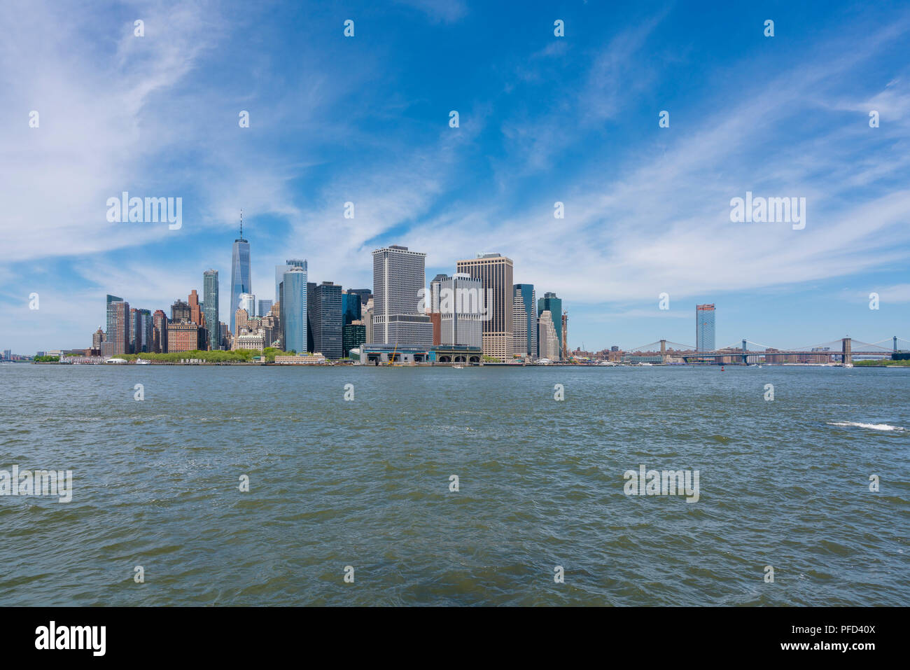 Skyline von Manhattan und Brooklyn Bridge im Tagbetrieb Stockfoto