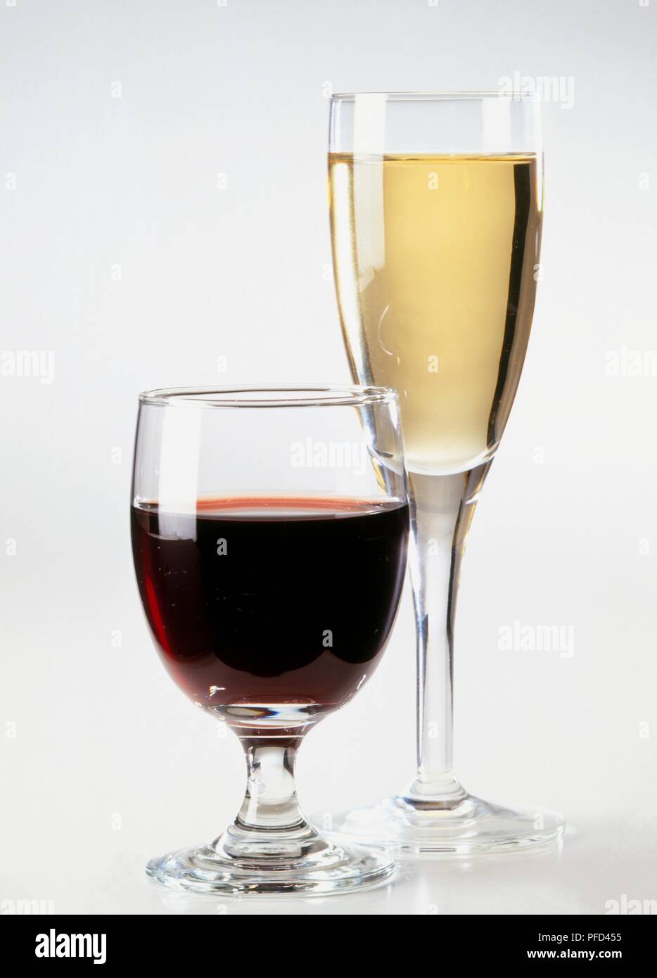Glas Champagner und ein Glas Port Stockfoto