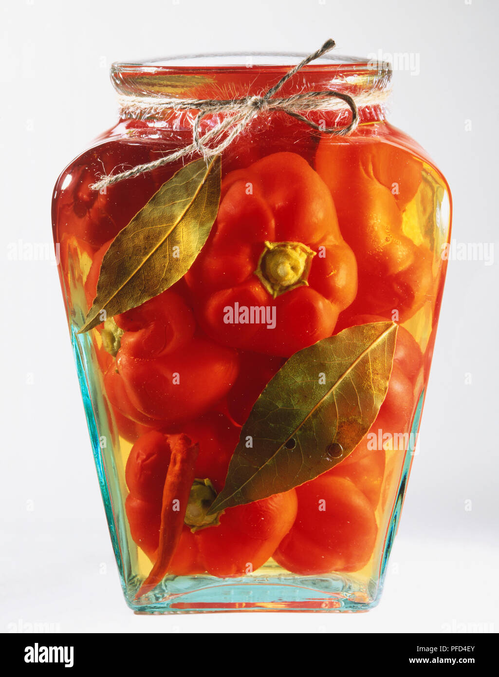 Glas Glas mit rotem Paprika und Kräuter in Öl eingelegt Stockfoto