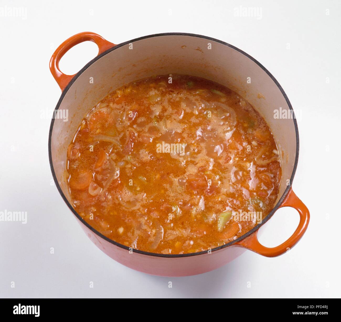 Topf mit simmering Mischung aus Gemüse und Lager (Eintopf) Stockfoto