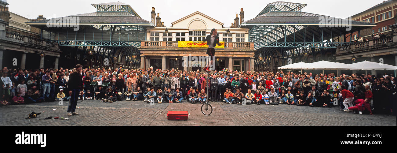 Grossbritannien, England, London Covent Garden Covent Garden Market, Masse beobachten street Interpret auf Monocycle Stockfoto