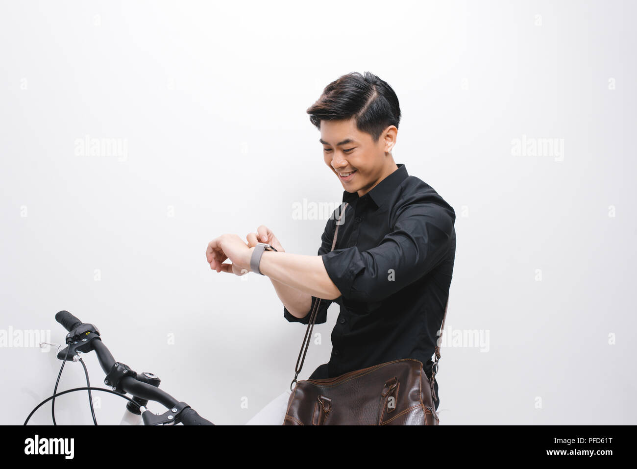 Stattliche hipster genießen Sie eine Fahrt mit dem Fahrrad und Überprüfung auf seine Armbanduhr. Stockfoto