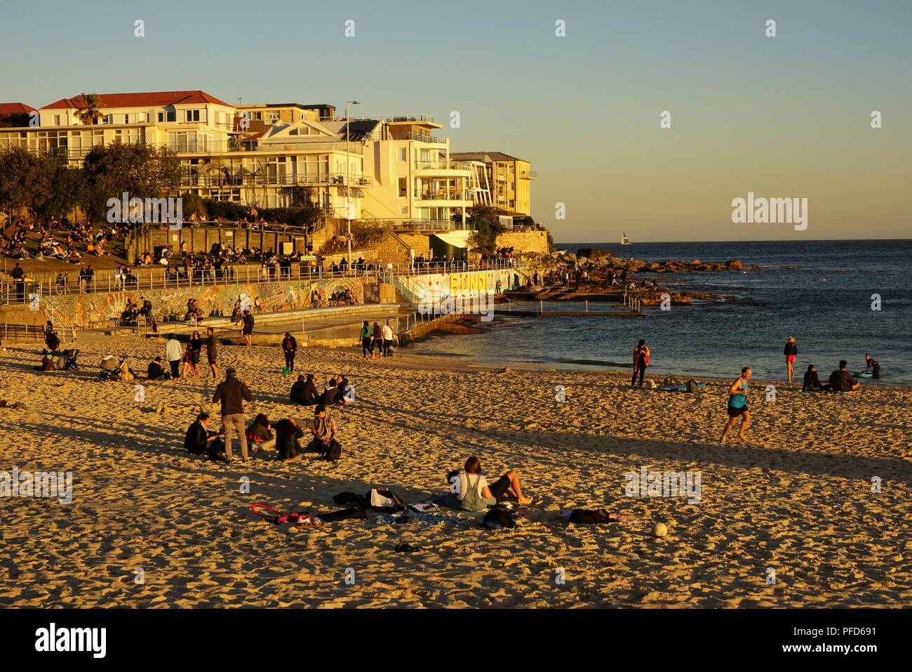 Menge warten auf die Sonne Eingestellt am Bondi Beach Stockfoto